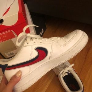 Air Force 1 07 LV8 “Chenille Swoosh”